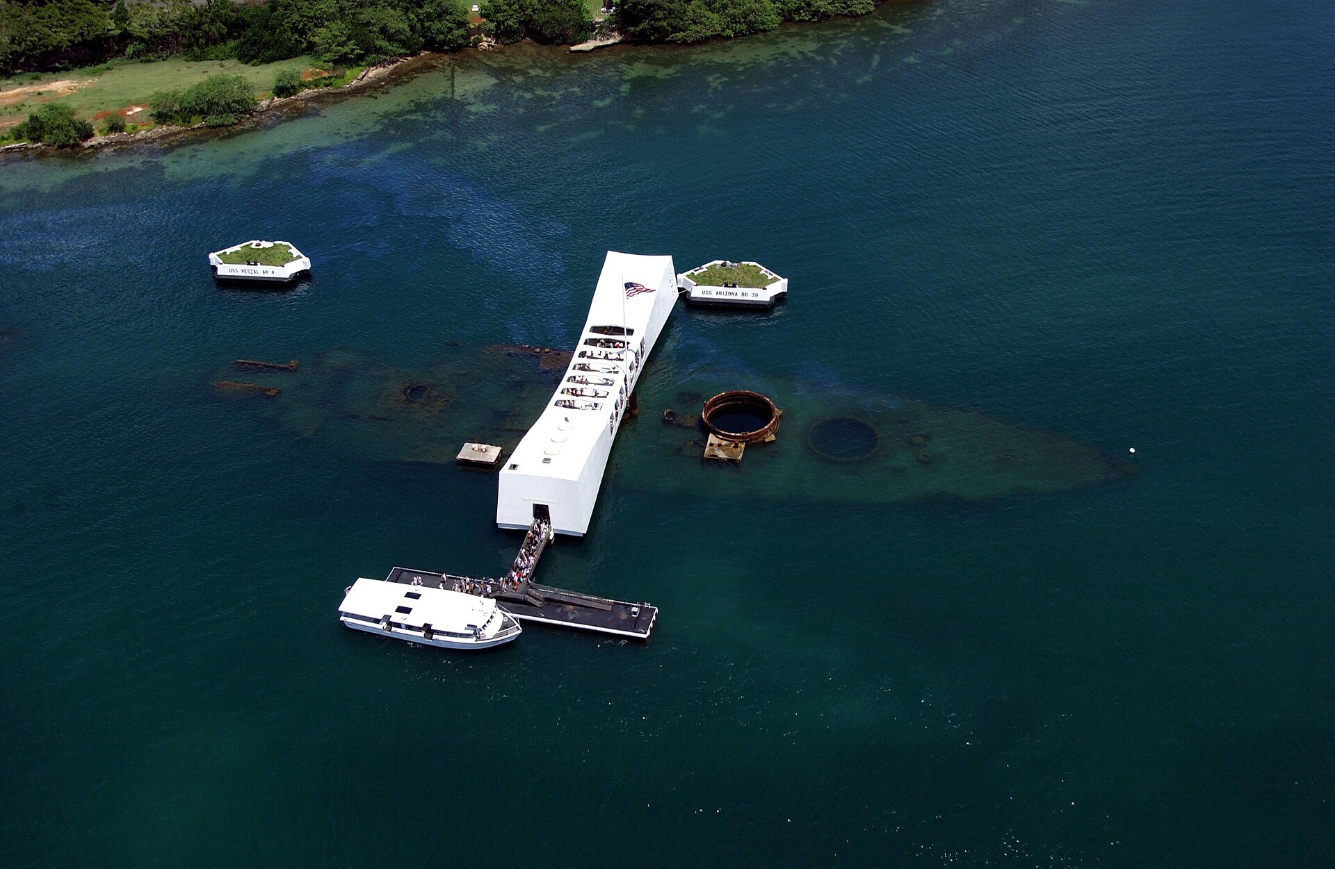 מבט אווירי על אנדרטת USS Arizona.