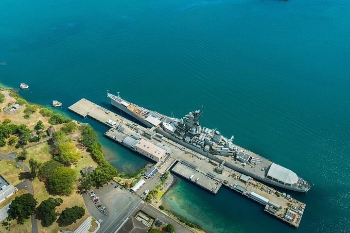 פרל הארבור: אנדרטת USS Arizona ואוניית המערכה Missouri