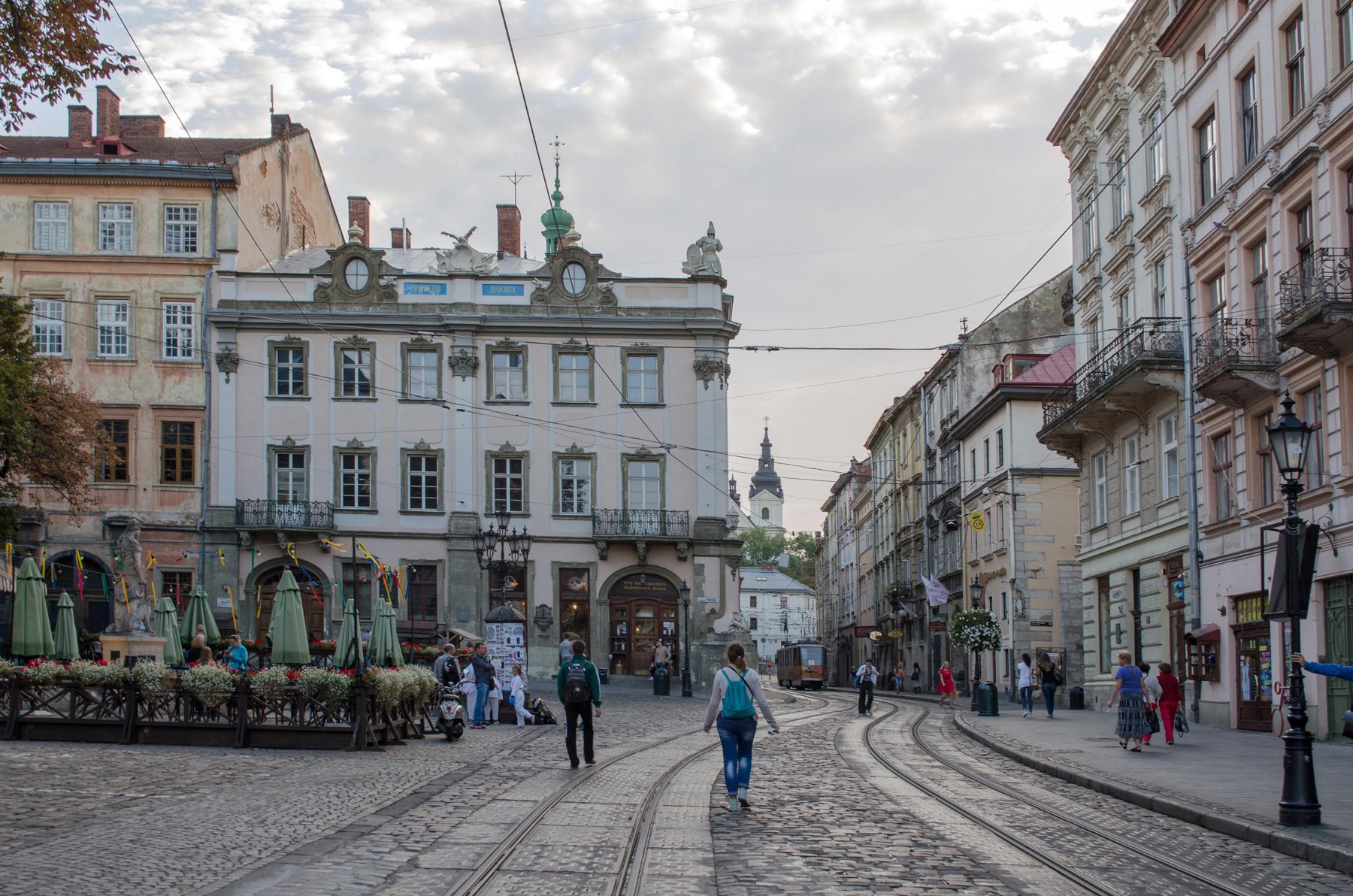 Which Lviv landmark belongs in an architecture collection?